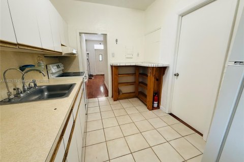 House in South Miami, Florida 3 bedrooms, 127.74 sq.m. № 1881603 - photo 13