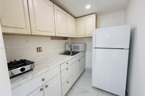 House in South Miami, Florida 3 bedrooms, 127.74 sq.m. № 1881603 - photo 27