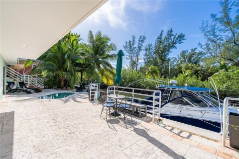 House in Miami, Florida 4 bedrooms, 422.33 sq.m. № 1958625 - photo 8