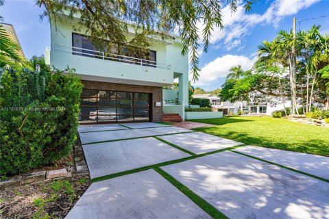 House in Miami, Florida 4 bedrooms, 422.33 sq.m. № 1958625 - photo 5