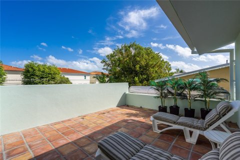 House in Miami, Florida 4 bedrooms, 422.33 sq.m. № 1958625 - photo 27