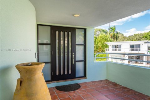 House in Miami, Florida 4 bedrooms, 422.33 sq.m. № 1958625 - photo 18