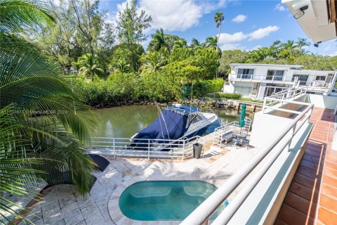 House in Miami, Florida 4 bedrooms, 422.33 sq.m. № 1958625 - photo 21