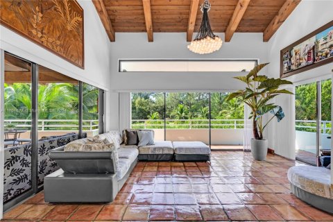 House in Miami, Florida 4 bedrooms, 422.33 sq.m. № 1958625 - photo 30