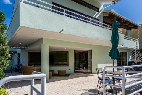 House in Miami, Florida 4 bedrooms, 422.33 sq.m. № 1958625 - photo 16