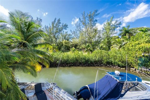 House in Miami, Florida 4 bedrooms, 422.33 sq.m. № 1958625 - photo 24