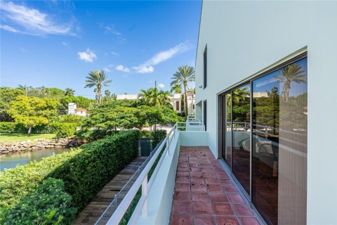 House in Miami, Florida 4 bedrooms, 422.33 sq.m. № 1958625 - photo 23