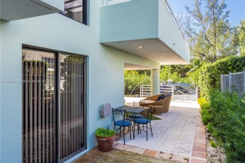 House in Miami, Florida 4 bedrooms, 422.33 sq.m. № 1958625 - photo 6