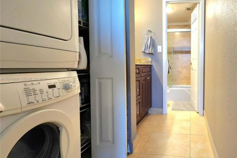Condominio en venta en Hallandale Beach, Florida, 1 dormitorio, 83.24 m2 № 2087297 - foto 20