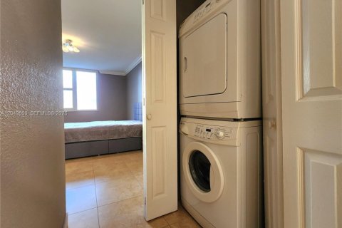 Condominio en venta en Hallandale Beach, Florida, 1 dormitorio, 83.24 m2 № 2087297 - foto 19
