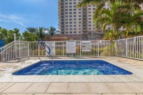 Condominio en venta en Hallandale Beach, Florida, 1 dormitorio, 83.24 m2 № 2087297 - foto 28