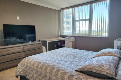 Condominio en venta en Hallandale Beach, Florida, 1 dormitorio, 83.24 m2 № 2087297 - foto 15