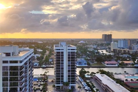 Condominio en venta en Hallandale Beach, Florida, 1 dormitorio, 83.24 m2 № 2087297 - foto 2