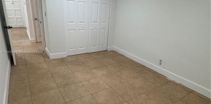 House in Oakland Park, Florida 2 bedrooms, 69.68 sq.m. № 1934216