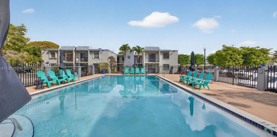 Кондоминиум с 1 спальней в Майами, Флорида № 2049297