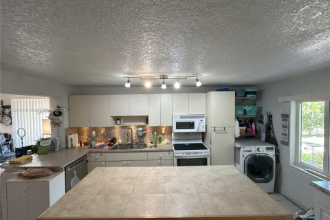 Casa en venta en North Miami, Florida, 4 dormitorios, 141.3 m2 № 1759165 - foto 5