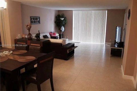 Copropriété à louer à Hallandale Beach, Floride: 1 chambre, 120.77 m2 № 2060701 - photo 4