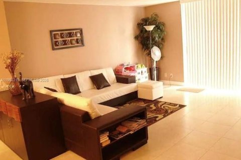 Copropriété à louer à Hallandale Beach, Floride: 1 chambre, 120.77 m2 № 2060701 - photo 2