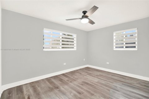 House in Miramar, Florida 4 bedrooms, 149.57 sq.m. № 1945616 - photo 20