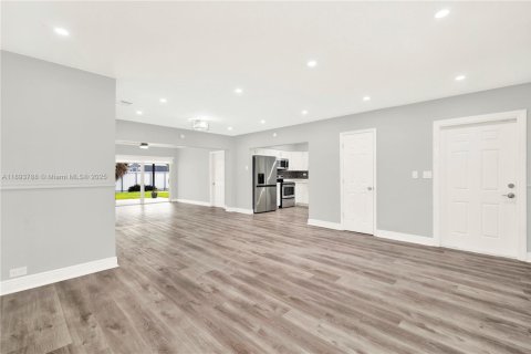 House in Miramar, Florida 4 bedrooms, 149.57 sq.m. № 1945616 - photo 5