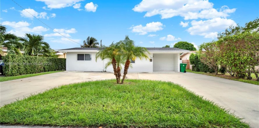 House in Miramar, Florida 4 bedrooms, 149.57 sq.m. № 1945616