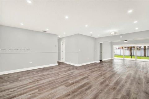 House in Miramar, Florida 4 bedrooms, 149.57 sq.m. № 1945616 - photo 2