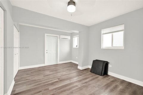 House in Miramar, Florida 4 bedrooms, 149.57 sq.m. № 1945616 - photo 15