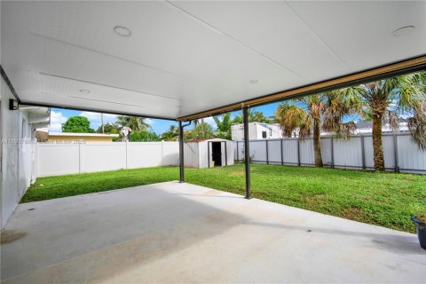 House in Miramar, Florida 4 bedrooms, 149.57 sq.m. № 1945616 - photo 23