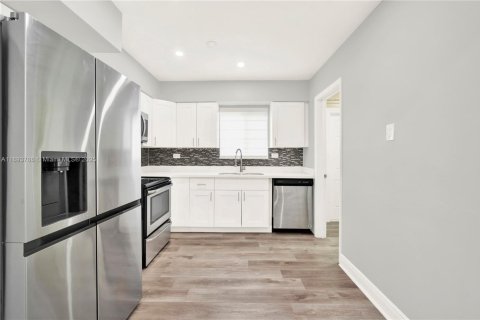 House in Miramar, Florida 4 bedrooms, 149.57 sq.m. № 1945616 - photo 8