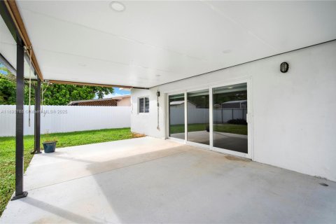House in Miramar, Florida 4 bedrooms, 149.57 sq.m. № 1945616 - photo 25