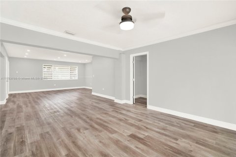 House in Miramar, Florida 4 bedrooms, 149.57 sq.m. № 1945616 - photo 12