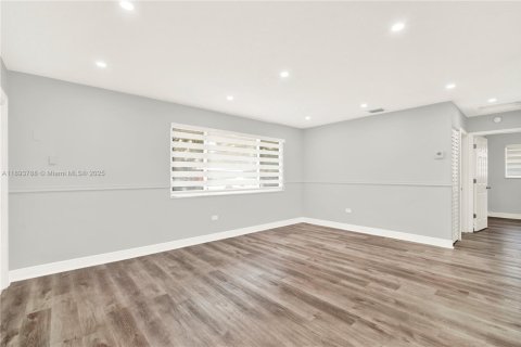 House in Miramar, Florida 4 bedrooms, 149.57 sq.m. № 1945616 - photo 3
