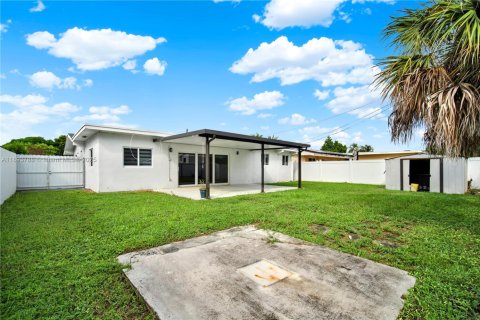 House in Miramar, Florida 4 bedrooms, 149.57 sq.m. № 1945616 - photo 24