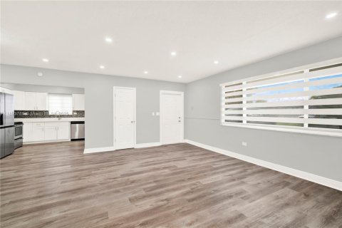 House in Miramar, Florida 4 bedrooms, 149.57 sq.m. № 1945616 - photo 4