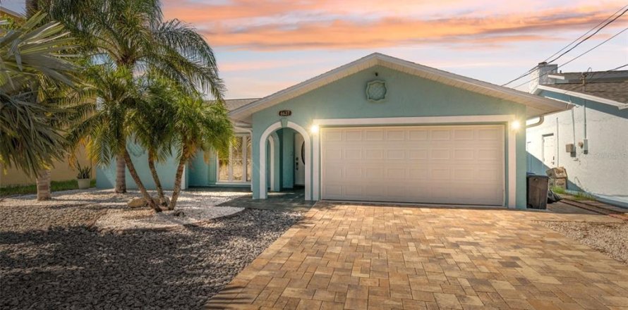 House in Hudson, Florida 2 bedrooms, 131.46 sq.m. № 1853608