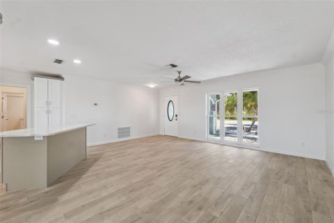 House in Hudson, Florida 2 bedrooms, 131.46 sq.m. № 1853608 - photo 11