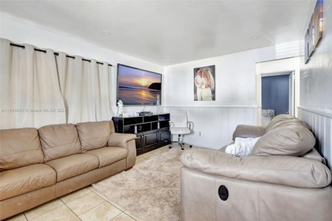 Casa en venta en Hialeah, Florida, 5 dormitorios, 212.75 m2 № 1710149 - foto 7