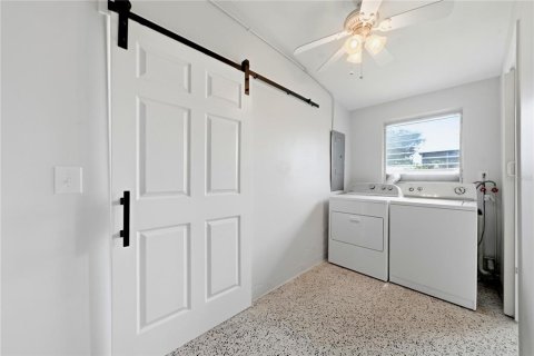 House in Largo, Florida 2 bedrooms, 107.12 sq.m. № 2197535 - photo 22