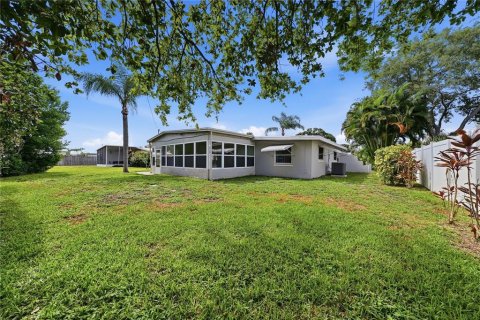House in Largo, Florida 2 bedrooms, 107.12 sq.m. № 2197535 - photo 27