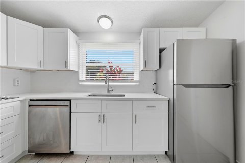 House in Largo, Florida 2 bedrooms, 107.12 sq.m. № 2197535 - photo 12