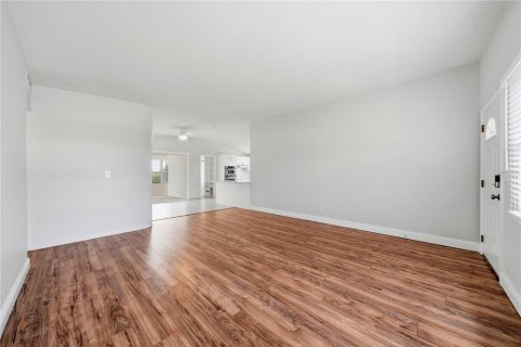 House in Largo, Florida 2 bedrooms, 107.12 sq.m. № 2197535 - photo 8