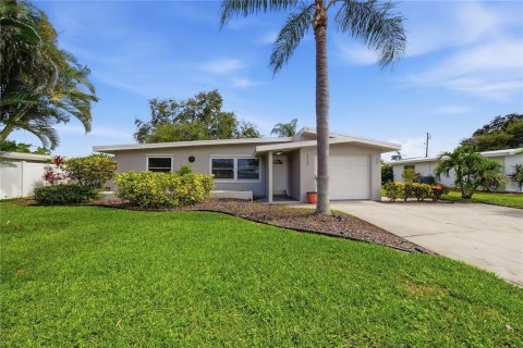 House in Largo, Florida 2 bedrooms, 107.12 sq.m. № 2197535