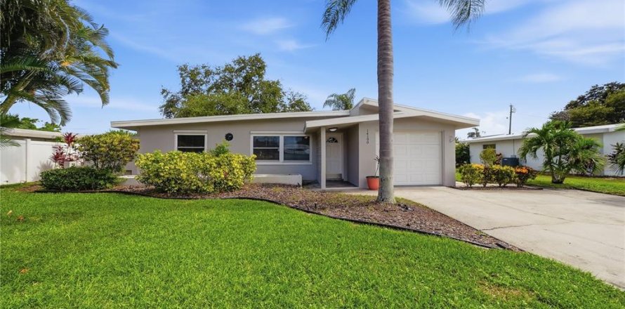 House in Largo, Florida 2 bedrooms, 107.12 sq.m. № 2197535