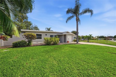 House in Largo, Florida 2 bedrooms, 107.12 sq.m. № 2197535 - photo 2
