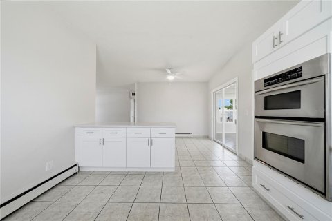 House in Largo, Florida 2 bedrooms, 107.12 sq.m. № 2197535 - photo 10