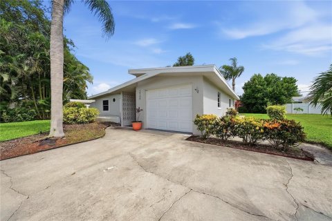 House in Largo, Florida 2 bedrooms, 107.12 sq.m. № 2197535 - photo 3