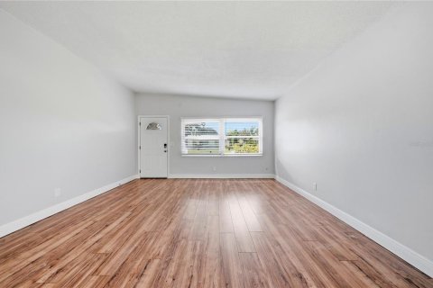 House in Largo, Florida 2 bedrooms, 107.12 sq.m. № 2197535 - photo 7