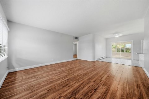House in Largo, Florida 2 bedrooms, 107.12 sq.m. № 2197535 - photo 5