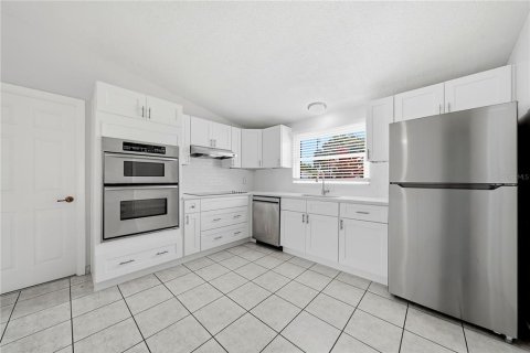 House in Largo, Florida 2 bedrooms, 107.12 sq.m. № 2197535 - photo 11