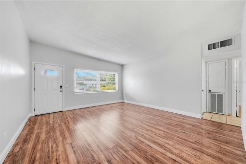 House in Largo, Florida 2 bedrooms, 107.12 sq.m. № 2197535 - photo 6